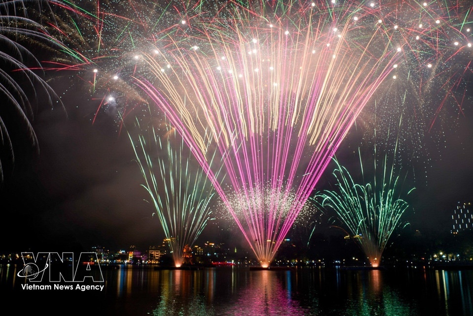 Brilliant fireworks display at Hoan Kiem Lake in Hanoi. (Photo: Khanh Hoa – VNA)