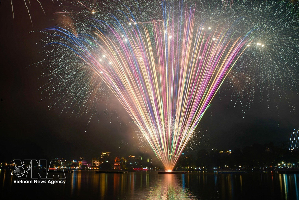 Brilliant fireworks display at Hoan Kiem Lake in Hanoi. (Photo: Khanh Hoa – VNA)