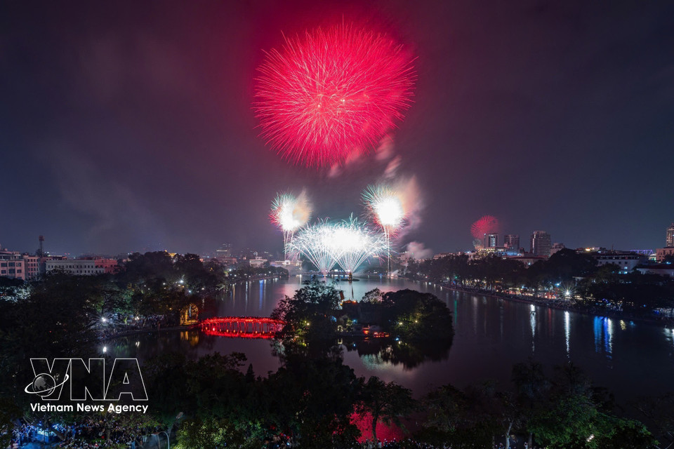Brilliant fireworks display at Hoan Kiem Lake in Hanoi. (Photo: Khanh Hoa – VNA)
