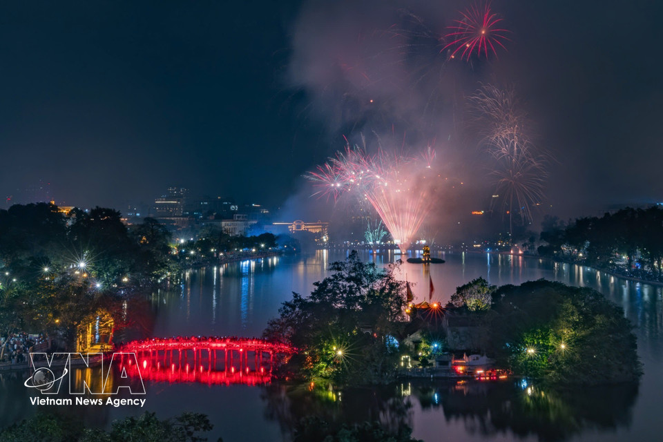 Brilliant fireworks display at Hoan Kiem Lake in Hanoi. (Photo: Khanh Hoa – VNA)