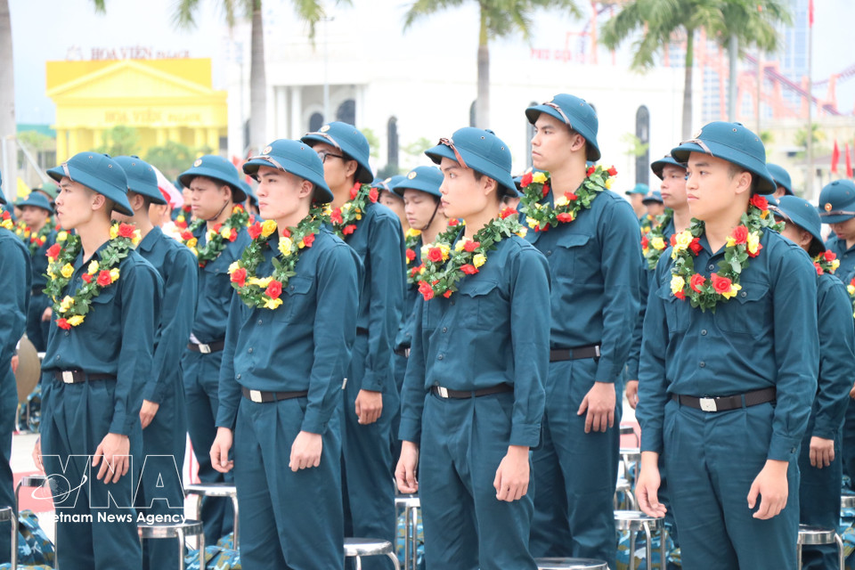 Young people from the central city of Da Nang enthusiastically depart for military service. (Photo: Khoa Chuong – VNA)