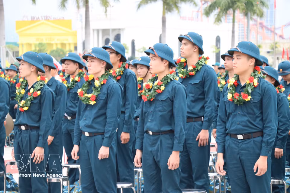 Young people from the central city of Da Nang enthusiastically depart for military service. (Photo: Khoa Chuong – VNA)