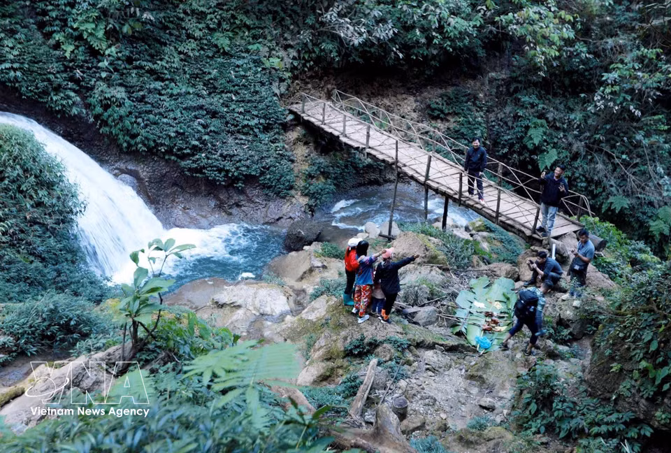 With its pristine and majestic beauty, Nam Luc Waterfall leaves a lasting impression on all who visit. (Photo: Quy Trung – VNA)
