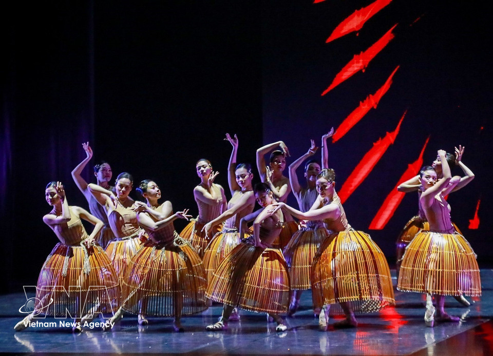 Familiar images of the Vietnamese countryside are brought to the stage as central creative elements. (Photo: Khanh Hoa/VNA)