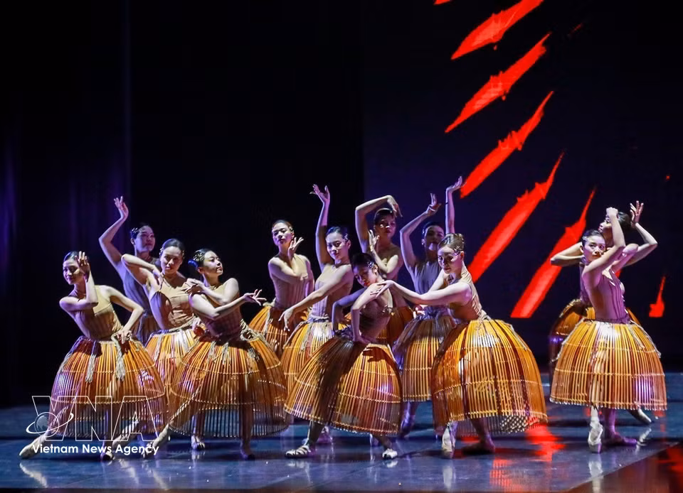 Familiar images of the Vietnamese countryside are brought to the stage as central creative elements. (Photo: Khanh Hoa/VNA)