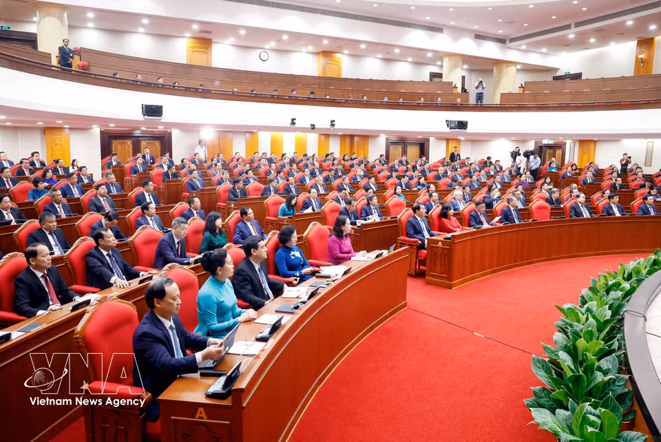 Delegates attend the closing session of the third meeting of the 14th Party Central Committee. (Photo: Duong Giang/VNA)