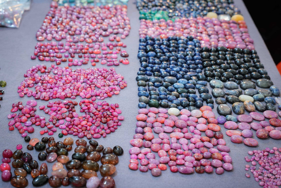 A diverse selection of gemstones from regions across the country is displayed at Spring Fair 2026. (Photo: Hoang Hieu – VNA)
