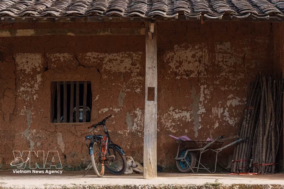 Traditional earthen houses with aged tile roofs reflect both history and identity. The architecture highlights the distinct features of mountainous rural areas. (Photo: Pham Tuan Anh – VNA)
