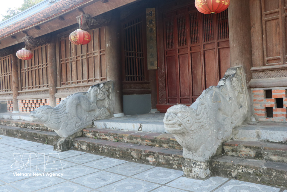 The communal house continues to preserve finely carved stone sacred animals. (Photo: Thanh Thuong – VNA)