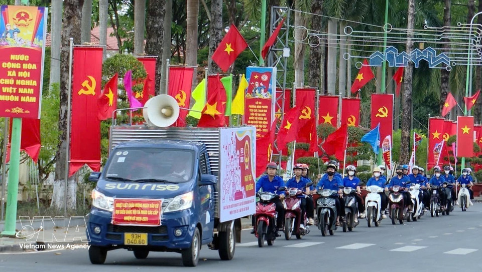 Youth members in Binh Phuoc ward, Dong Nai province serve as “extended arms” in disseminating information about the election of deputies to the 16th National Assembly and People’s Councils at all levels for the 2026–2031 term (March 2026). (Photo: Nhat Binh/VNA)