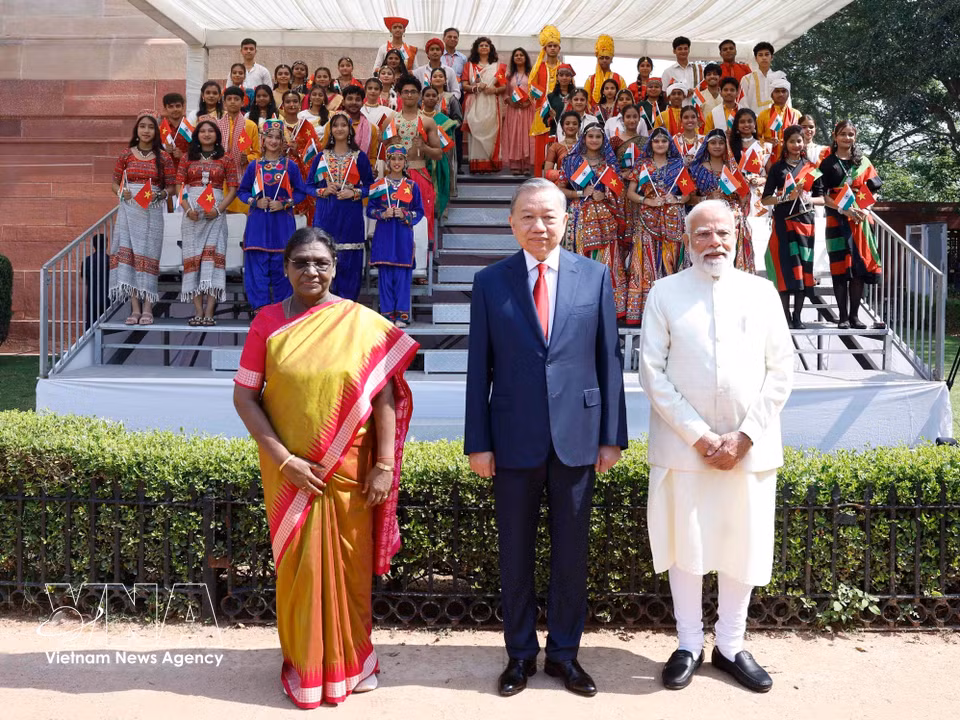 President Droupadi Murmu and Prime Minister Narendra Modi co-chair a welcome ceremony for Party General Secretary and State President To Lam on his State visit to the Republic of India. (Photo: Thong Nhat – VNA)