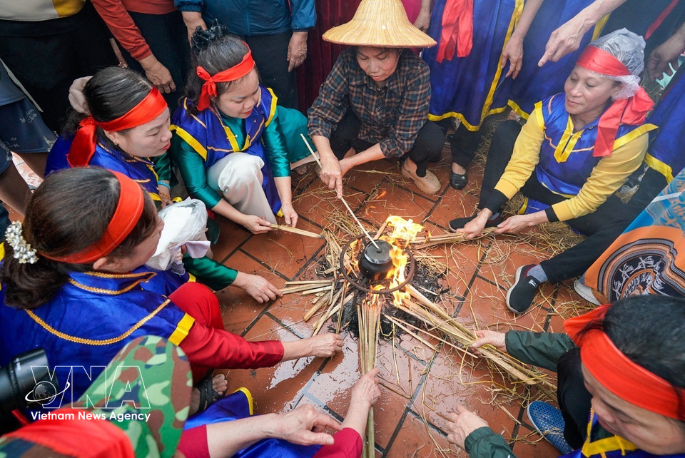 The rice-cooking contest takes place in the courtyard of Thi Cam communal house. (Photo: Khanh Hoa – VNA)