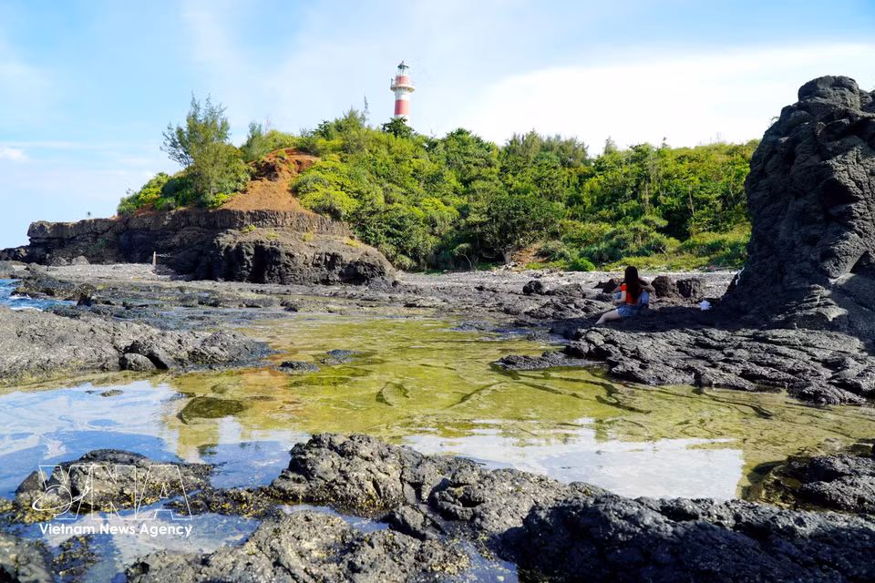 Crystal-clear tidal pools among the rocks at Da Do attract visitors to explore the area. (Photo: Le Phuoc Ngoc/VNA)