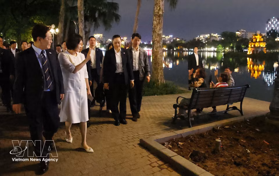 President Lee Jae Myung and First Lady Kim Hae Kyung wave to local residents by Hoan Kiem Lake. (Photo: Pham Kien – VNA)