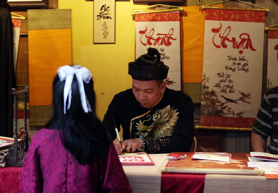 A visitor explores and learns about traditional Tet customs of the Vietnamese people. (Photo: Dang Tuan – VNA)