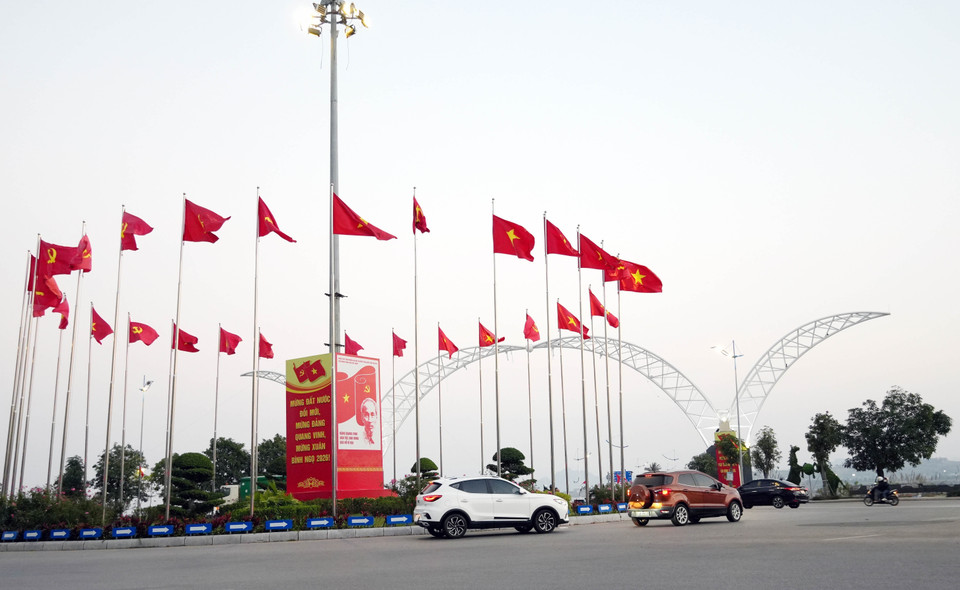 Quang Ninh province is adorned with flags and flowers in celebration of the 14th National Party Congress. (Photo: Van Duc - VNA)