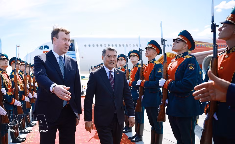 A welcome ceremony is held for Prime Minister Le Minh Hung upon his arrival in Kazan, the Republic of Tatarstan of the Russian Federation, to attend the ASEAN–Russia Commemorative Summit marking the 35th anniversary of ASEAN–Russia relations. (Photo: Duong Giang/VNA)
