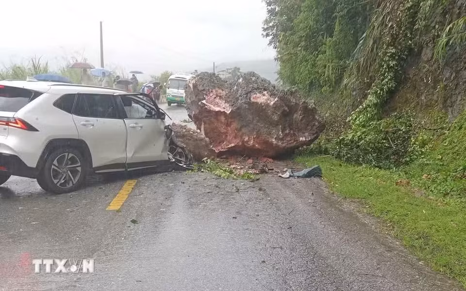 A rockslide hits a passenger car travelling along the Cao Pha Pass in Muong Bu commune, Son La province. (Published by VNA)
