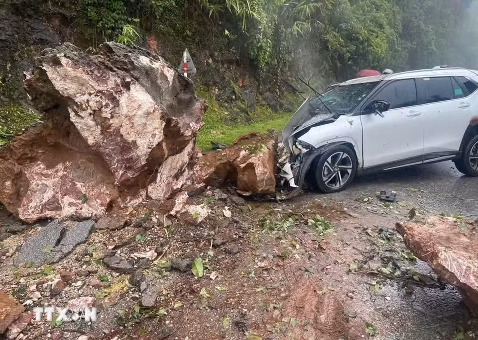 The scene shows a rockslide hitting a passenger car travelling along the Cao Pha Pass in Muong Bu commune, Son La province. (Published by VNA)
