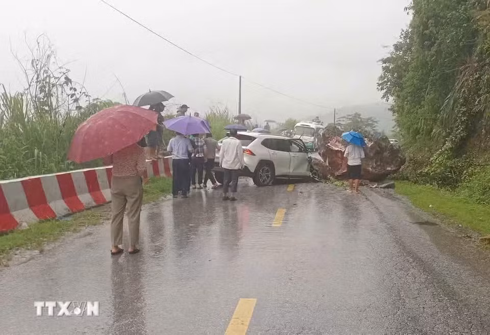 The scene shows a rockslide hitting a passenger car travelling along the Cao Pha Pass in Muong Bu commune, Son La province. (Published by VNA)