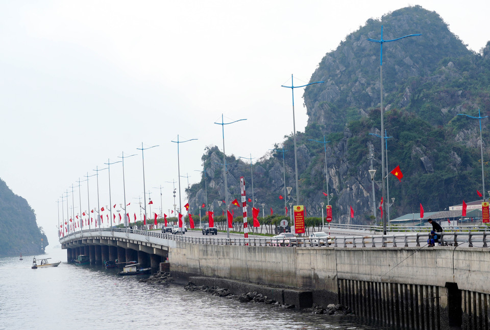 Streets in Quang Ninh province are awash with flags and festive decorations. (Photo: Van Duc - VNA)