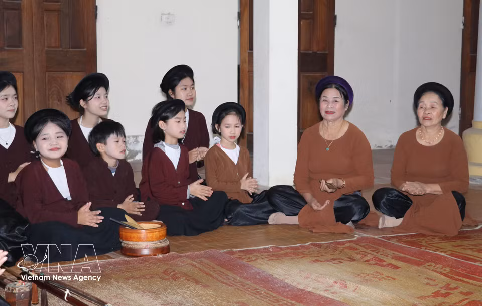 Established in 2018, the Ha Thi Cau Xam Singing Club in Yen Tu commune now has 32 members, ranging from children as young as six to veteran folk artists aged 87. (Photo: Thuy Dung/VNA)