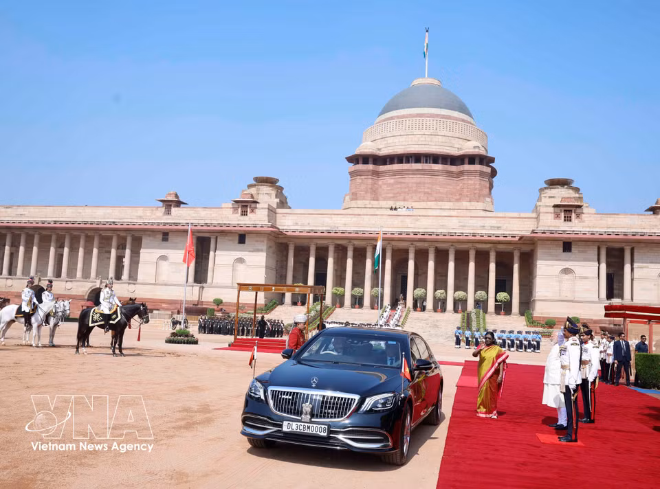 A ceremonial welcome for Party General Secretary and State President To Lam on his State visit to the Republic of India is held at the Presidential Palace in New Delhi. (Photo: Thong Nhat – VNA)