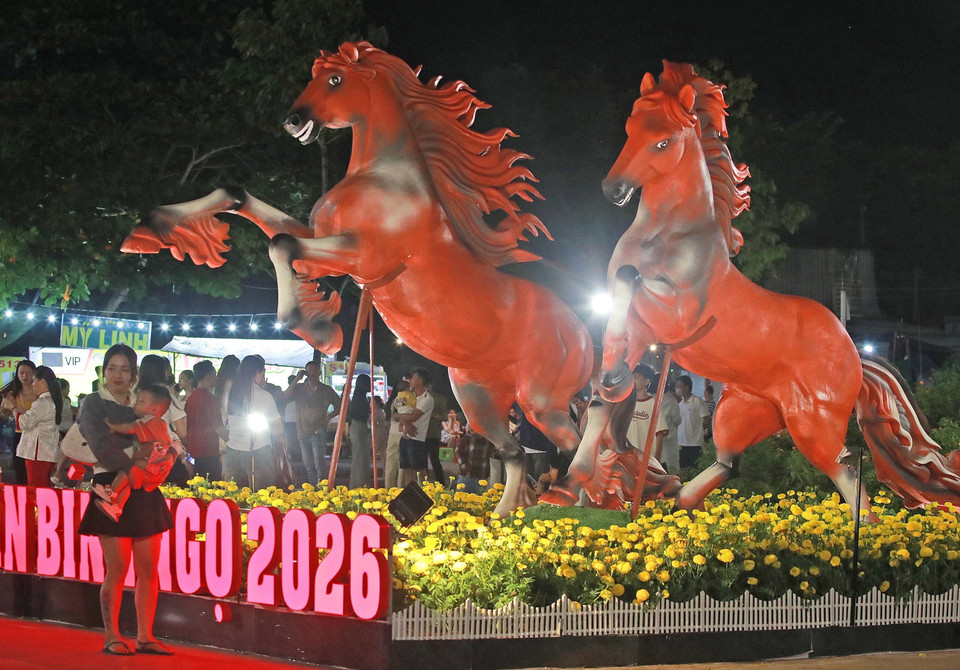 Eye-catching decorations of the Year of the Horse mascot attract people for check-ins. (Photo: Huynh Anh – VNA)
