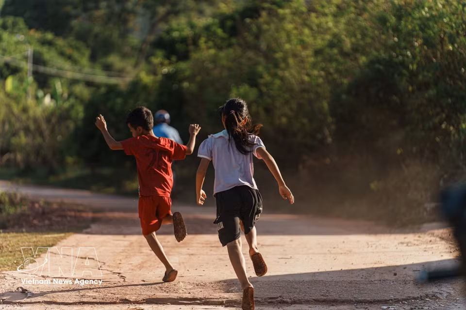 Children play along the village paths. Their presence brings warmth and vitality to the quiet surroundings. (Photo: Pham Tuan Anh – VNA)