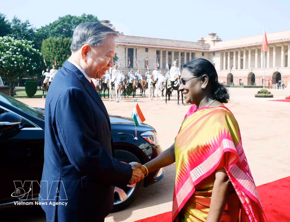Indian President Droupadi Murmu welcomes Party General Secretary and State President To Lam. (Photo: Thong Nhat – VNA)