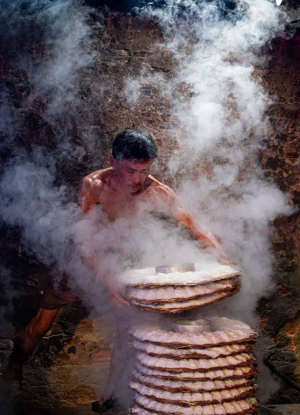 Fresh batches of banh hoi, still hot from the steamer, at the traditional Le Van Chuong workshop in Phu Long, Ham Thang ward, Lam Dong province. (Photo: Khanh Hoa - VNA)