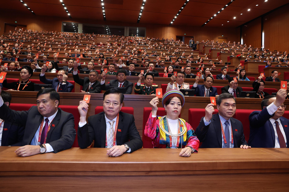 Delegates vote to approve the Resolution of the 14th National Party Congress. (Photo: VNA)