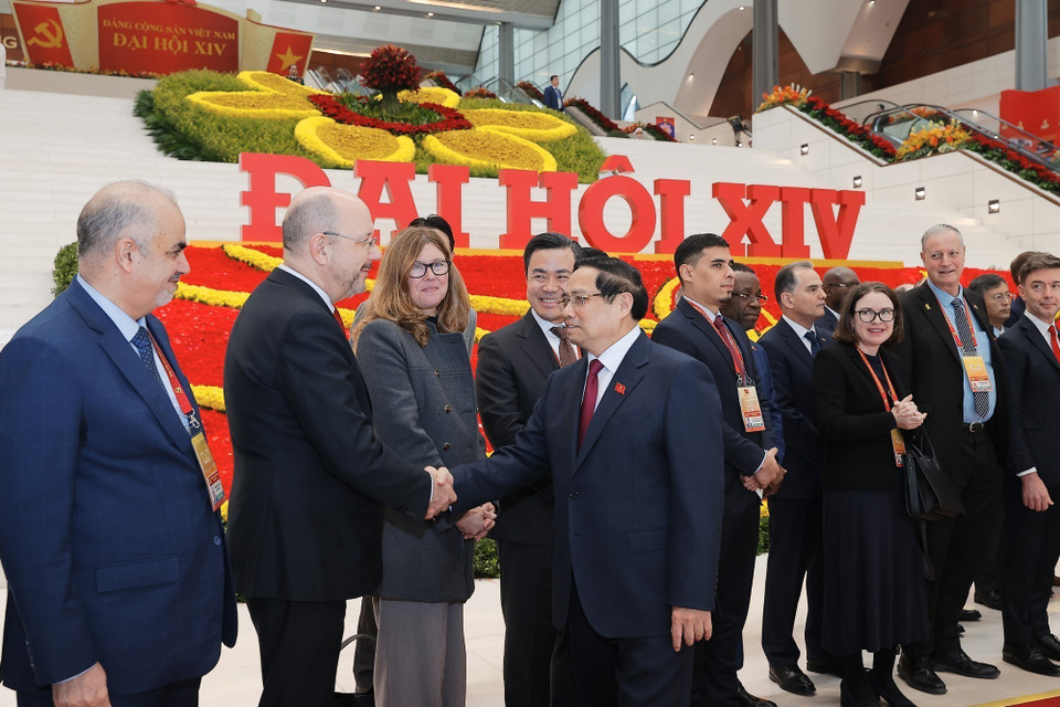 Prime Minister Pham Minh Chinh with international delegates at the closing session of the 14th National Party Congress. (Photo: VNA)