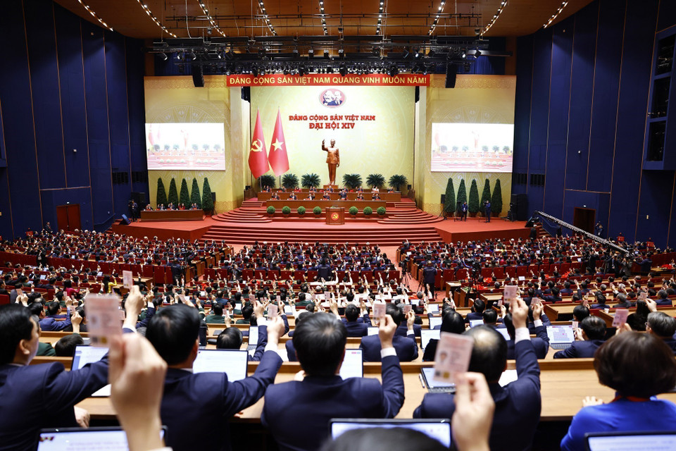 Delegates vote to approve the Resolution of the 14th National Party Congress. (Photo: VNA)