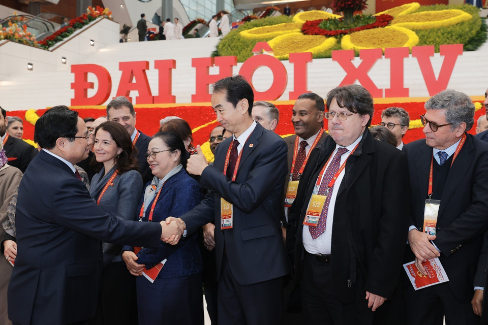 Prime Minister Pham Minh Chinh with international delegates at the closing session of the 14th National Party Congress. (Photo: VNA)
