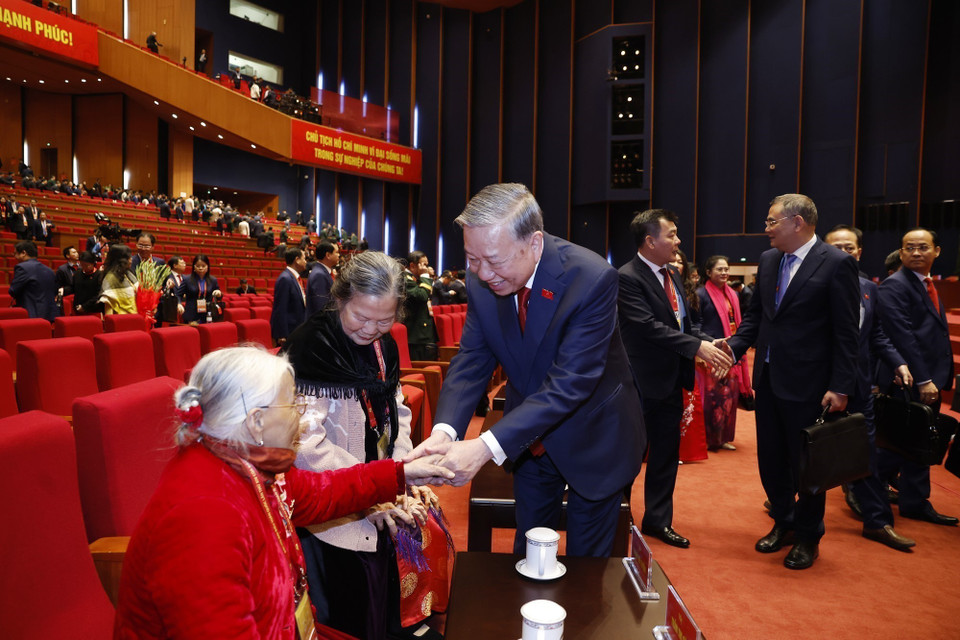 General Secretary To Lam greets Vietnamese Heroic Mothers attending the closing session of the 14th National Party Congress. (Photo: VNA)