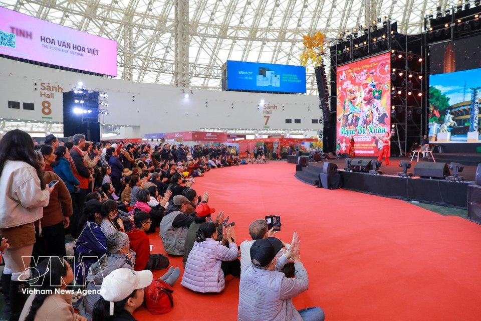 The art programme attracts the attention of local residents and visitors at Spring Fair 2026. (Photo: Khanh Hoa – VNA)