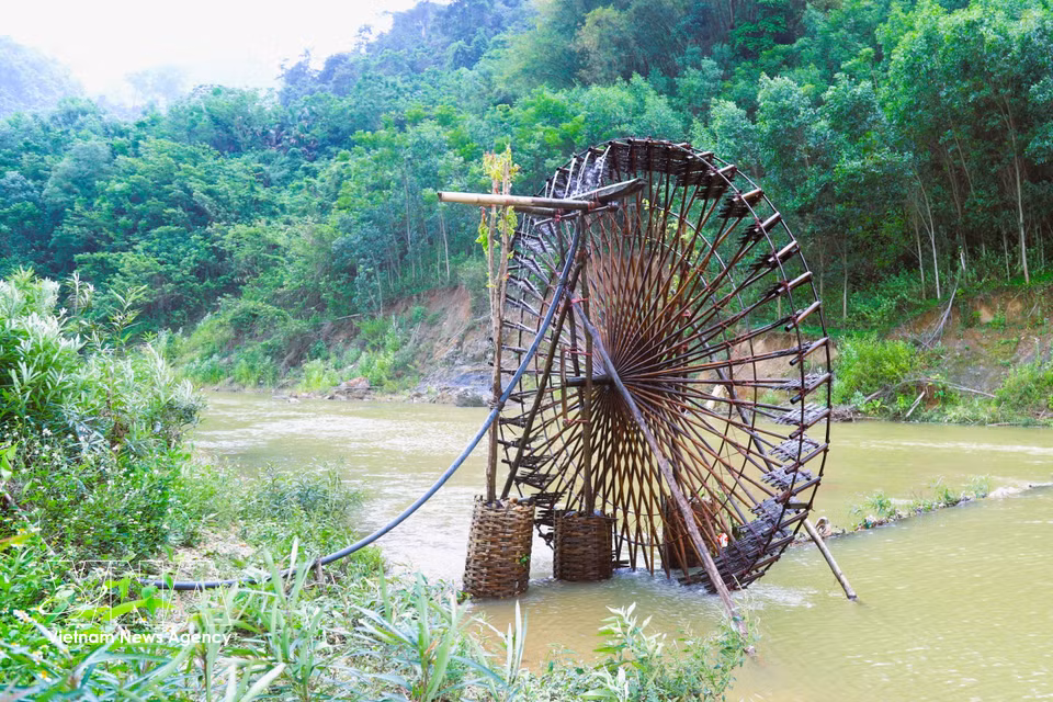 Water wheels are always installed along stream banks rather than midstream, carefully surveyed to minimise installation costs and effort while ensuring long-term, stable operation. Their durability comes from hundreds of interwoven bamboo stakes tied together with rattan strips at each joint. (Photo: Xuan Tien – VNA)
