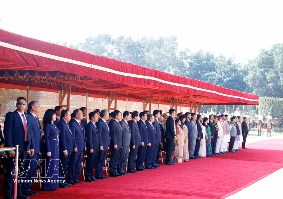 Members of the high-level delegations of both countries attend the welcome ceremony. (Photo: Thong Nhat – VNA)