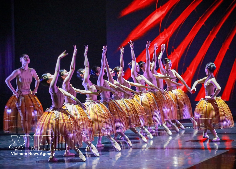 Familiar images of the Vietnamese countryside are brought to the stage as central creative elements. (Photo: Khanh Hoa/VNA)