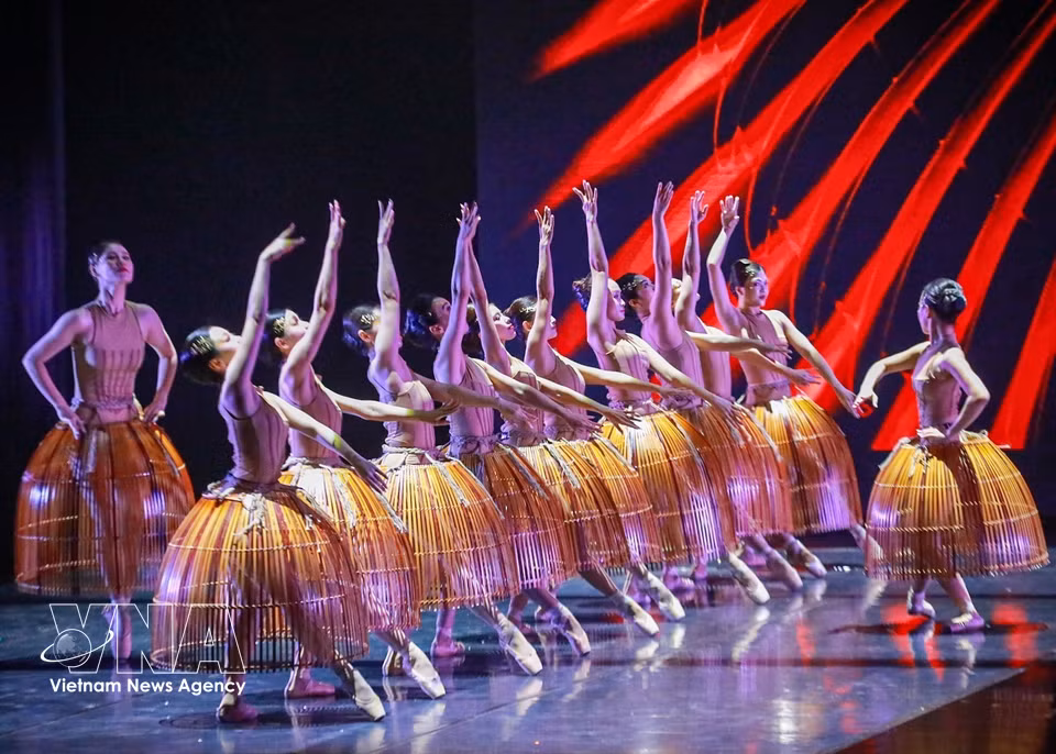 Familiar images of the Vietnamese countryside are brought to the stage as central creative elements. (Photo: Khanh Hoa/VNA)