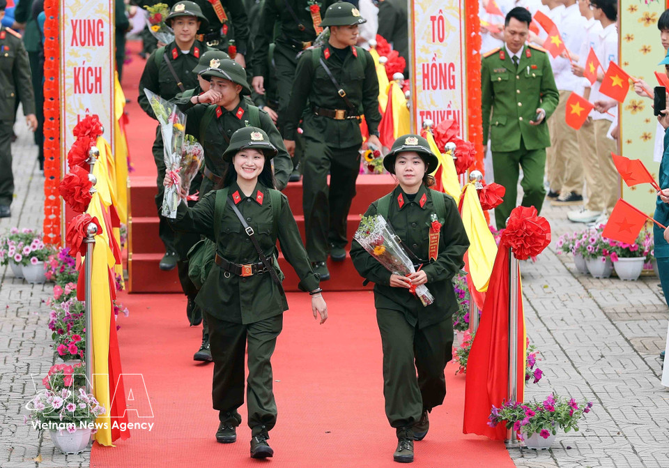 Upholding traditions and remaining absolutely loyal to the Party, State and people, young people stand ready to enlist and fulfil their duties. In the photo: Two female recruits among 470 new enlistees at PTkV4 Command – Gia Lam prepare to join the army (March 2026). (Photo: An Dang/VNA)