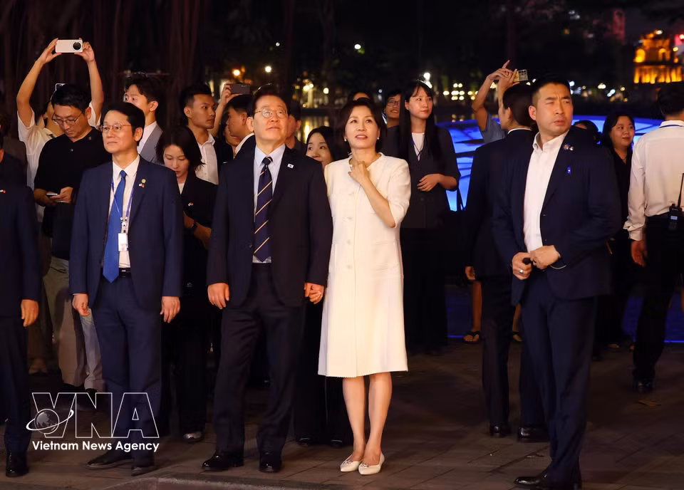 President Lee Jae Myung and First Lady Kim Hae Kyung take a walk around Hoan Kiem Lake. (Photo: Pham Kien – VNA)