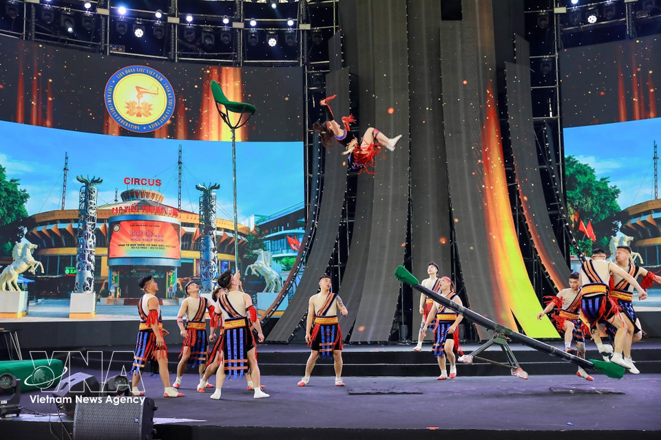 A circus performance is showcased to the public at Spring Fair 2026. (Photo: Khanh Hoa – VNA)