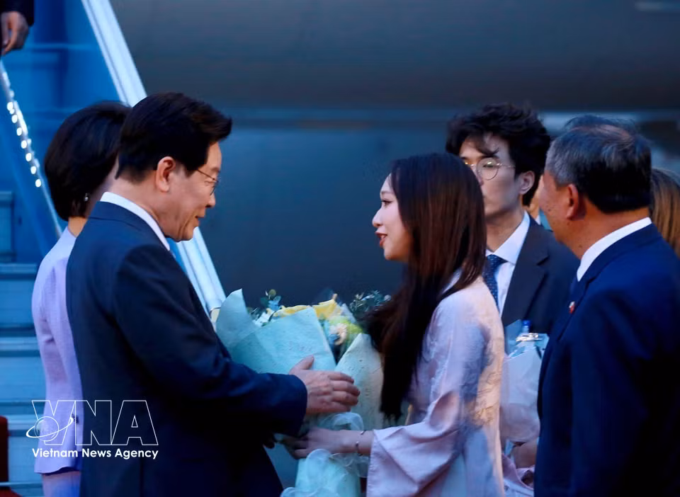 President of the Republic of Korea Lee Jae Myung and his spouse arrive in Hanoi, beginning their state visit to Vietnam. (Photo: Tuan Anh - VNA)