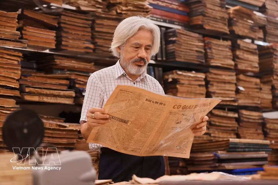 Mr. Dung dedicates a 50-square-meter room at his family company’s headquarters to preserve his collection, equipping it with air conditioners and dehumidifiers. Particularly rare newspapers are stored in nylon bags, rolled up, placed inside spent ammunition casings, and carefully displayed in glass cabinets. (Photo: Minh Quyet/VNA)