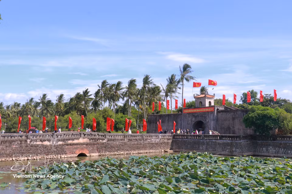 Visitors pay tribute to the fallen at the Quang Tri Citadel. (Photo: Tuong Vi/VNA)