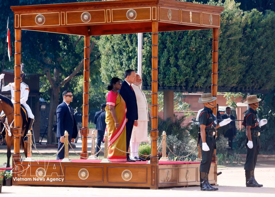 Party General Secretary and State President To Lam joins President Droupadi Murmu and Prime Minister Narendra Modi on the podium for the flag-salute ceremony. (Photo: Thong Nhat – VNA)