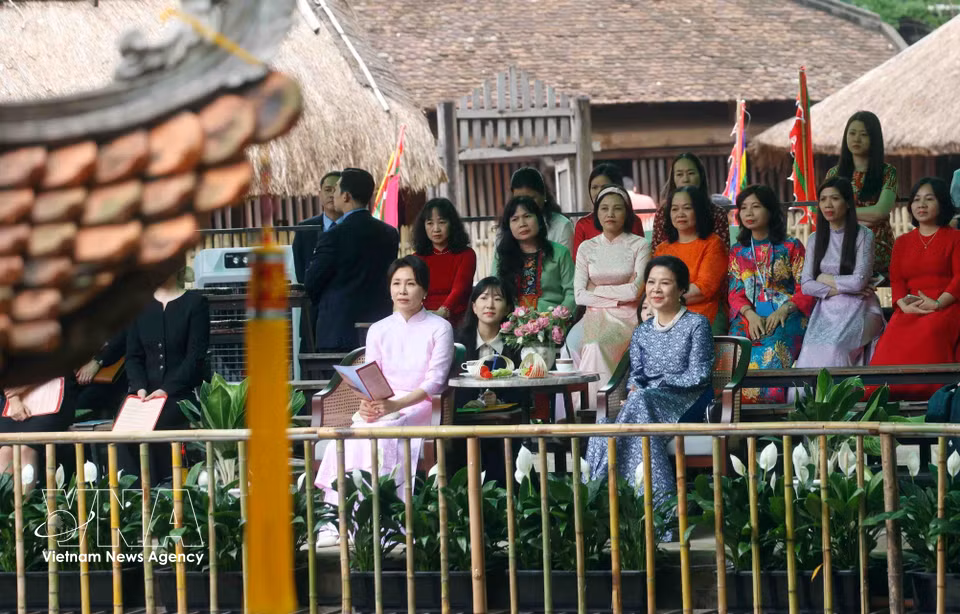 Madame Ngo Phuong Ly, spouse of Party General Secretary and State President To Lam, and Madame Kim Hae Kyung, spouse of Republic of Korea President Lee Jae Myung, watch a water puppetry performance by artists from the Vietnam Puppetry Theatre. (Photo: Pham Kien - VNA)
