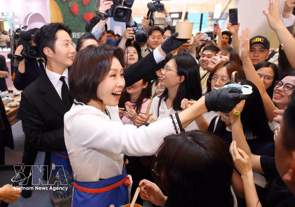 Madame Kim Hae Kyung, spouse of Republic of Korea President Lee Jae Myung, presents the cakes she made to participants. (Photo: Pham Kien - VNA)